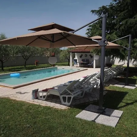 Lorena Mit Salzwasser-pool Und Garten In * Porec