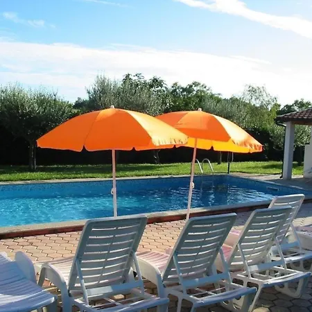 Lorena Mit Salzwasser-pool Und Garten In Porec