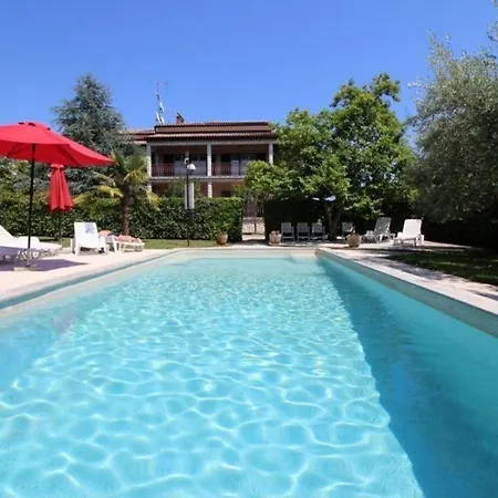 Ferienhaus Lorena Mit Salzwasser-pool Und Garten In Poreč