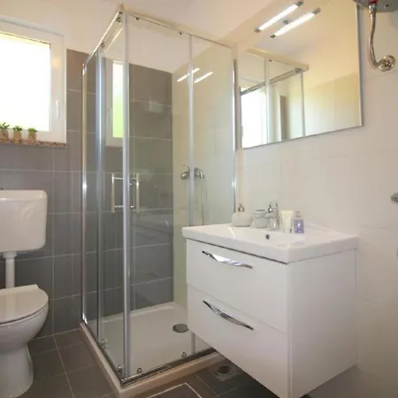 Ferienhaus Lorena Mit Salzwasser-pool Und Garten In