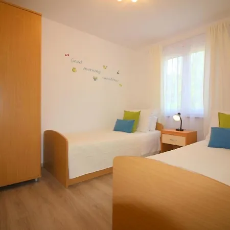 Holiday home Lorena Mit Salzwasser-pool Und Garten In *