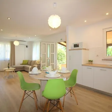 Holiday home Lorena Mit Salzwasser-pool Und Garten In Porec