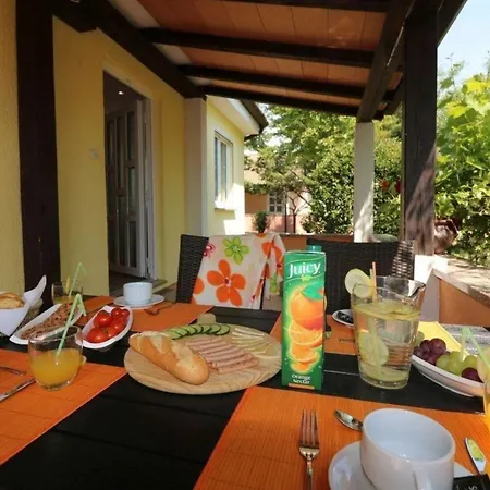 Lorena Mit Salzwasser-pool Und Garten In Ferienhaus