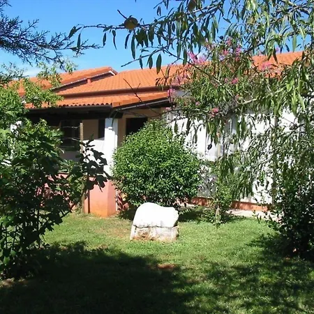 Lorena Mit Salzwasser-pool Und Garten In * Porec