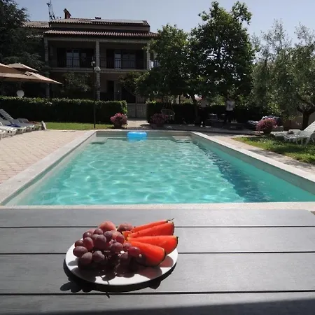 Lorena Mit Salzwasser-pool Und Garten In * Porec